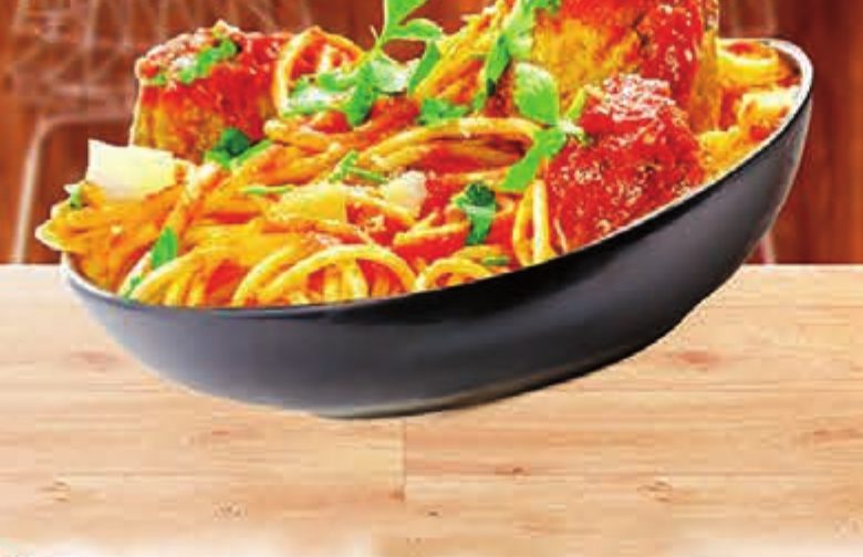Bol de spaghetti à la sauce tomate et boulettes de viande