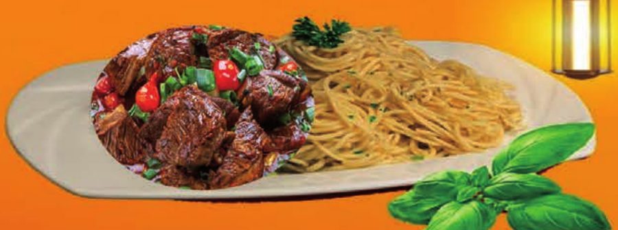 Assiette de spaghetti avec viande en sauce